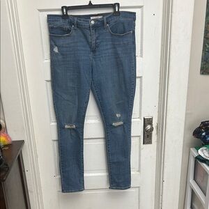 Levi's Mid Wash Blue Women's Skinny Jeans with Knee Rips